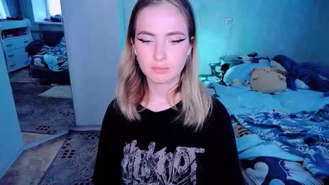 Snapshot of shyfoxxxy chatting on October 24, 7:31 am Effie online show from October 24, 7:31 am