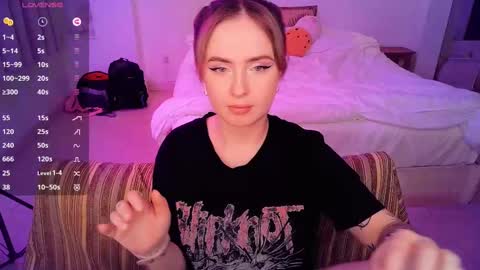 Snapshot of shyfoxxxy chatting on February 24, 7:41 pm Effie online show from February 24, 7:41 pm