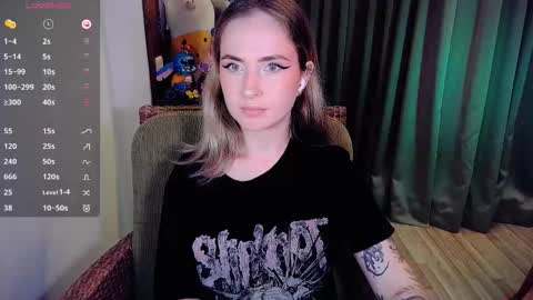 Snapshot of shyfoxxxy chatting on October 7, 11:17 am Effie online show from October 7, 11:17 am