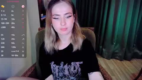 Snapshot of shyfoxxxy chatting on October 12, 1:48 pm Effie online show from October 12, 1:48 pm