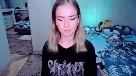 Snapshot of shyfoxxxy chatting on October 28, 3:35 pm Effie online show from October 28, 3:35 pm