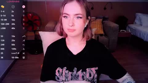 Snapshot of shyfoxxxy chatting on March 10, 12:49 pm Effie online show from March 10, 12:49 pm