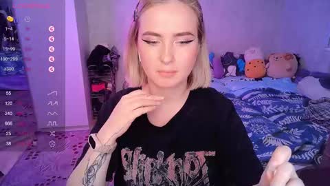 Snapshot of shyfoxxxy chatting on February 10, 9:58 pm Effie online show from February 10, 9:58 pm