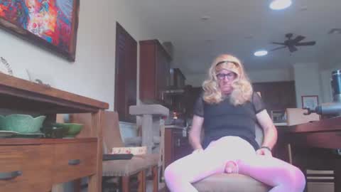 Snapshot of silkylvr chatting on September 9, 3:23 pm Silkylvr Crossdresser online show from September 9, 3:23 pm