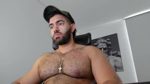 simon_leon01 online show from April 29, 9:41 pm