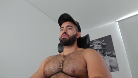simon_leon01 online show from July 25, 3:43 pm