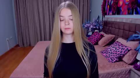 SirenaBloom online show from December 19, 6:20 am