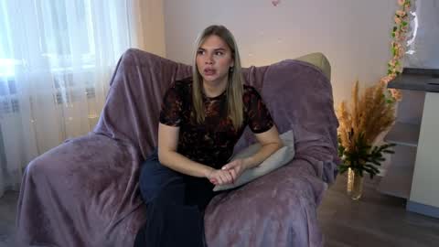 Mia online show from April 13, 8:07 am