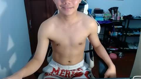 Snapshot of sixtj4s chatting on October 28, 8:32 pm mIKE online show from October 28, 8:32 pm