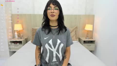 Snapshot of skinny_emily chatting on September 10, 7:37 pm Emily Rojas online show from September 10, 7:37 pm