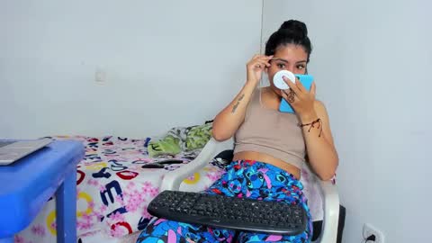 Snapshot of skinnyanai chatting on December 30, 4:07 pm anai online show from December 30, 4:07 pm