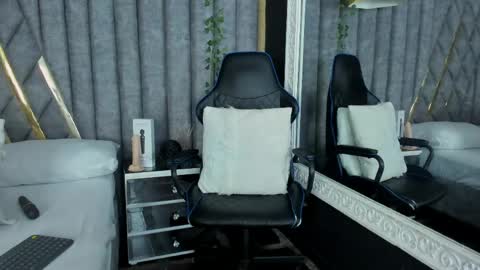 skylerbloom online show from May 2, 2:50 am