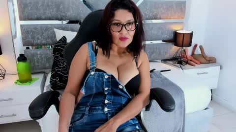 slut_milf_ online show from May 4, 8:04 pm