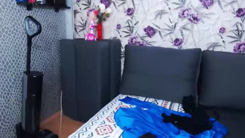 slutihmami online show from June 11, 4:05 pm