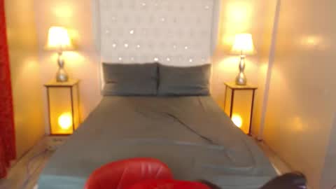 mia online show from December 11, 9:01 pm