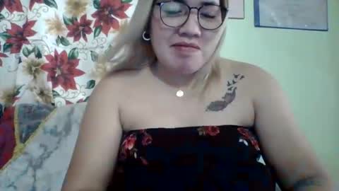 Snapshot of small_boobs59 chatting on October 2, 7:18 am Lovewella online show from October 2, 7:18 am