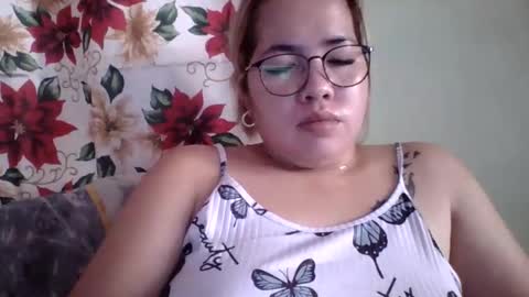 Snapshot of small_boobs59 chatting on October 25, 3:51 am Lovewella online show from October 25, 3:51 am