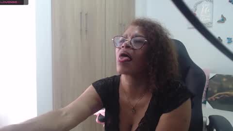 Snapshot of smilet_milf chatting on February 22, 5:24 pm Smileth online show from February 22, 5:24 pm