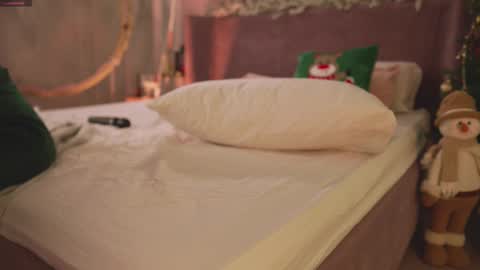 Mia online show from December 4, 12:05 pm