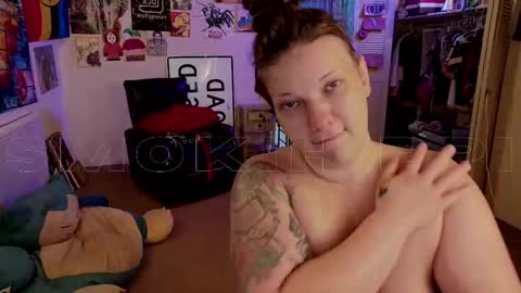 Snapshot of smokihippi chatting on October 2, 12:42 am Big Dawg online show from October 2, 12:42 am