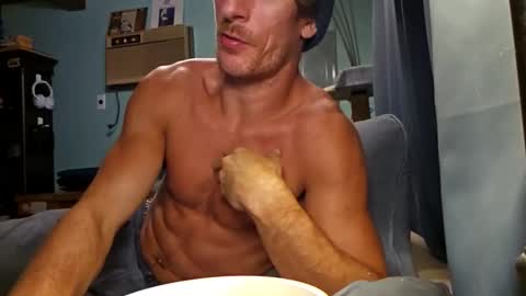 Snackyyyy online show from April 29, 9:30 pm