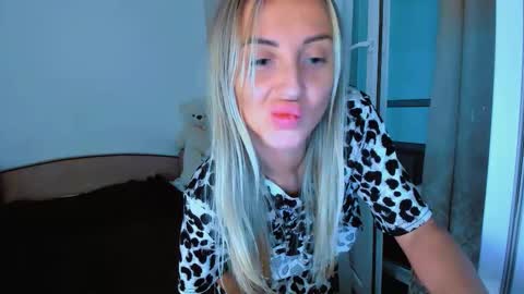 Snapshot of snezanablond chatting on October 13, 2:02 am Sneja online show from October 13, 2:02 am