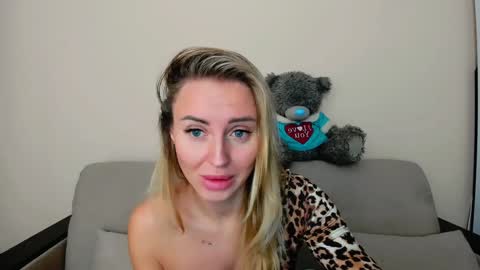 Snapshot of snezanablond chatting on January 28, 6:27 am Sneja online show from January 28, 6:27 am