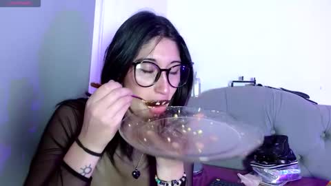 IG     OF red moonn online show from November 5, 4:58 am