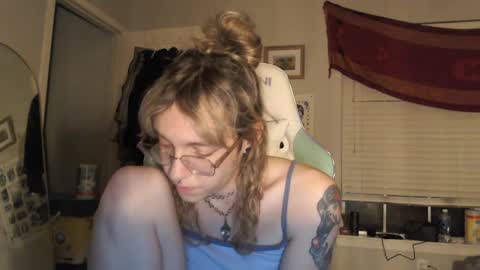 Lilytea online show from May 15, 7:28 am