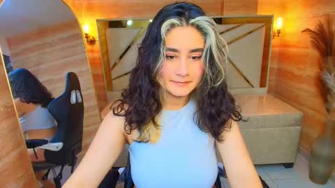 sofi_r_ online show from December 4, 8:19 pm