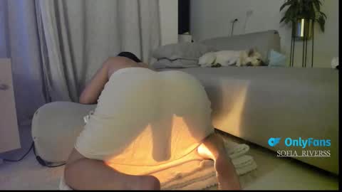sofia_rivers_ online show from October 22, 12:58 am
