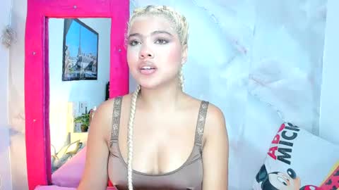 sofiacastillo01 online show from June 25, 1:38 pm
