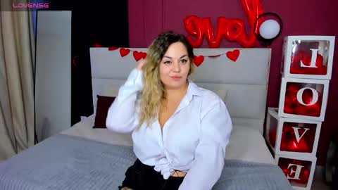 sofiafabulous online show from February 24, 9:01 am