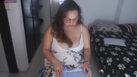 sofiamooon_ online show from November 4, 5:09 am