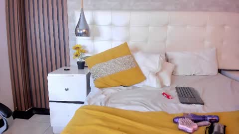 sofiathoompson online show from June 19, 9:54 pm
