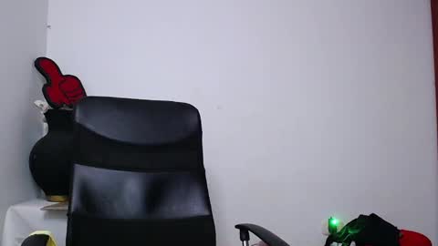 Snapshot of soft_fetish chatting on January 29, 1:07 pm Camila M online show from January 29, 1:07 pm