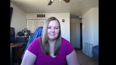 Snapshot of softerpeaches chatting on February 12, 8:18 pm Rose online show from February 12, 8:18 pm