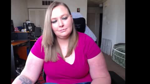 Snapshot of softerpeaches chatting on January 24, 9:15 pm Rose online show from January 24, 9:15 pm