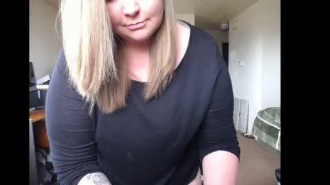 Snapshot of softerpeaches chatting on March 7, 7:38 pm Rose online show from March 7, 7:38 pm