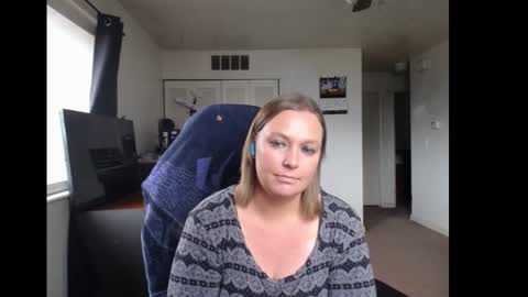 Snapshot of softerpeaches chatting on September 30, 7:46 pm Rose online show from September 30, 7:46 pm