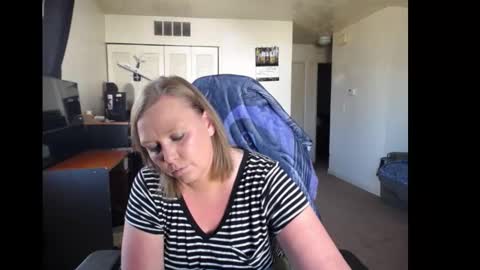 Snapshot of softerpeaches chatting on October 6, 6:59 pm Rose online show from October 6, 6:59 pm