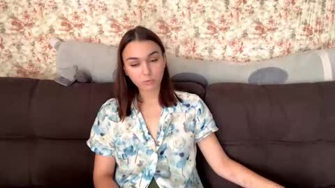 Snapshot of somerfrieler chatting on October 24, 10:05 am Hello My name is Jane  im new model here and little but shy but curious. online show from October 24, 10:05 am
