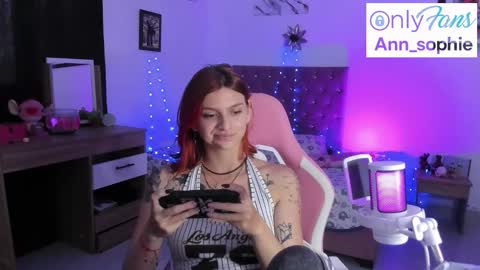 Snapshot of sophie_dolly_ chatting on October 22, 6:20 pm sophie doll online show from October 22, 6:20 pm
