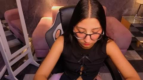 sophie_jones_b online show from May 2, 12:44 pm