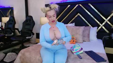 SophieWinslow online show from October 30, 1:55 pm