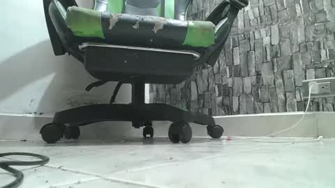 Snapshot of srfindomfeet_ chatting on October 6, 4:19 am sr master cum its my old account online show from October 6, 4:19 am