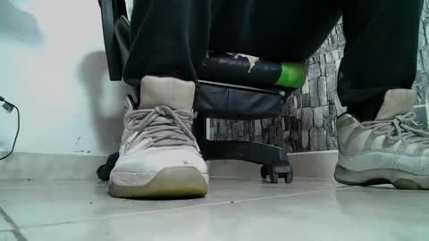 Snapshot of srfindomfeet_ chatting on February 12, 8:40 pm sr master cum its my old account online show from February 12, 8:40 pm