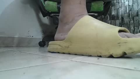 Snapshot of srfindomfeet_ chatting on October 10, 5:02 am sr master cum its my old account online show from October 10, 5:02 am