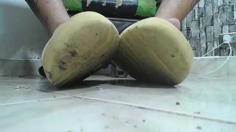 Snapshot of srfindomfeet_ chatting on October 2, 3:16 am sr master cum its my old account online show from October 2, 3:16 am