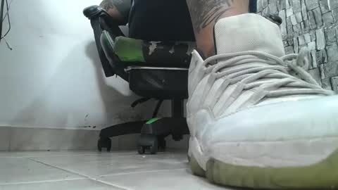 Snapshot of srfindomfeet_ chatting on October 17, 1:09 am sr master cum its my old account online show from October 17, 1:09 am